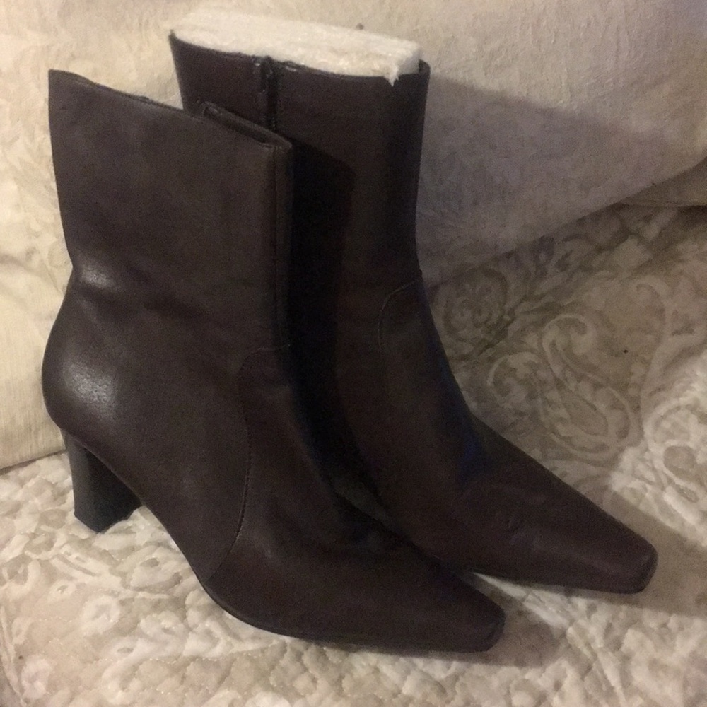 BOOTIES